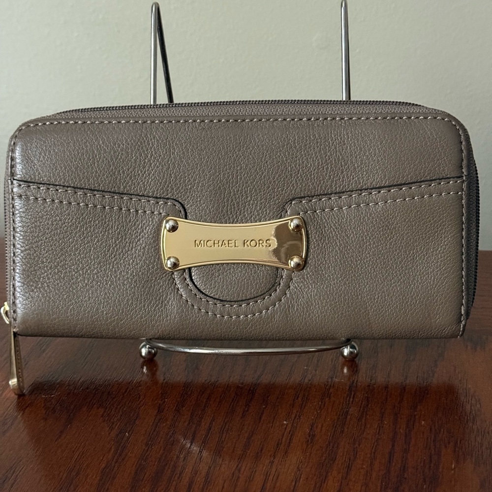 Michael Kors Saratoga Continental Leather top zip around wallet